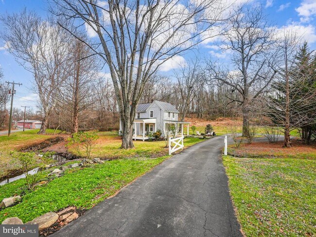 Building Photo - 102 N Rogers St