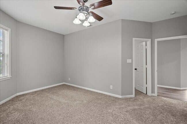 Building Photo - 401 Paradise Dr