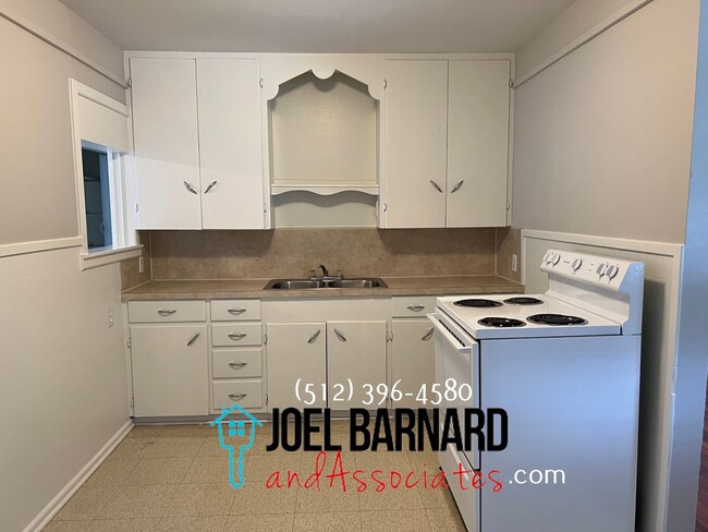 Building Photo - Availably July 12: Charming 3 Bedroom 1 Ba...