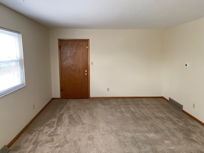 Living Room - 5400 Beacon Hill Rd