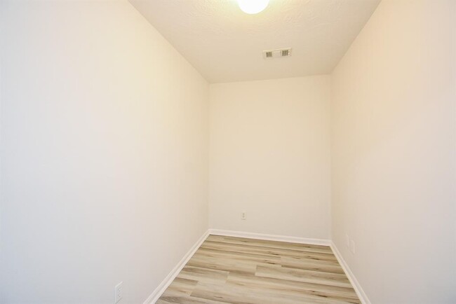 Building Photo - 154 Squires Bend