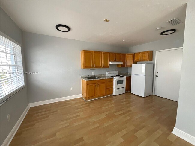 Building Photo - 1360 Collins Ave