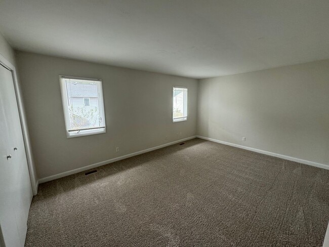 Building Photo - Beautiful townhome convenient to schools, ...