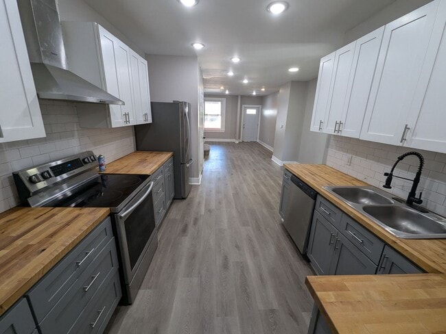 Building Photo - Gorgeous Home - Carroll Park