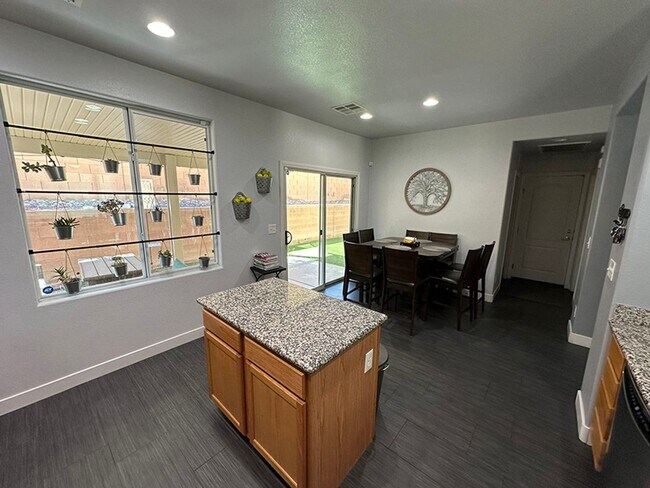 Building Photo - Gorgeous 3 bedroom Mountains Edge House