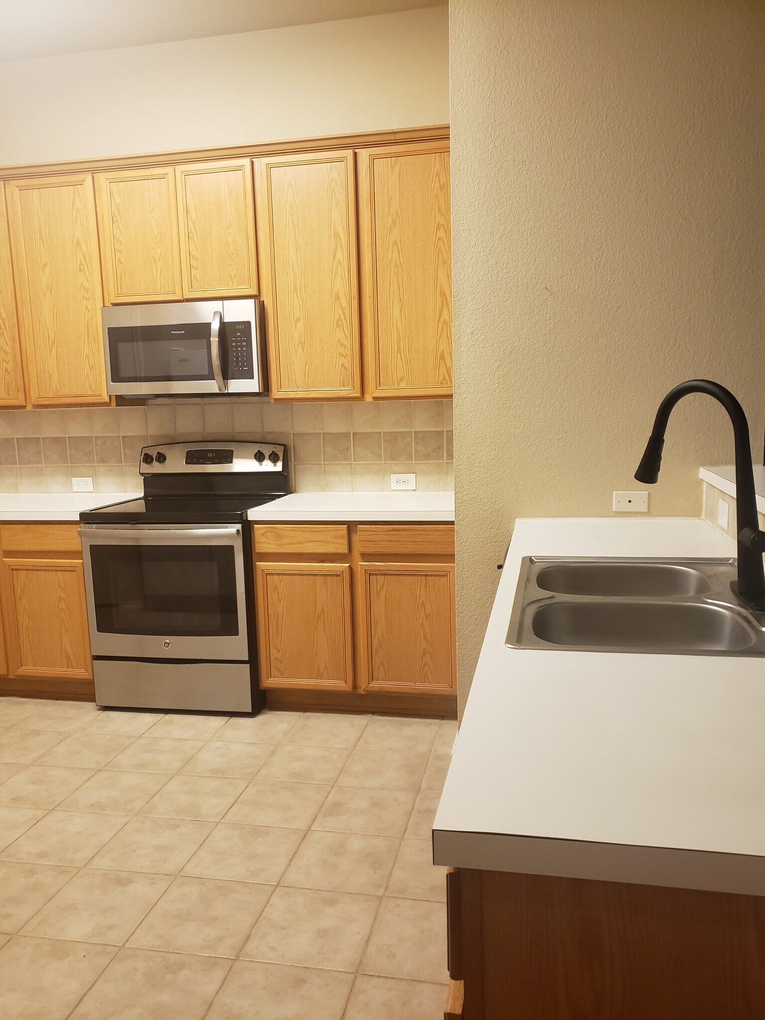 Building Photo - 3716 Hermalinda Dr