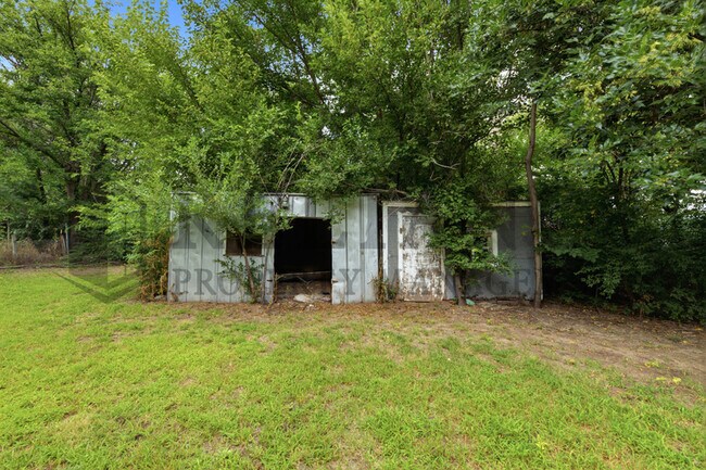 Building Photo - 1620 E Selma St
