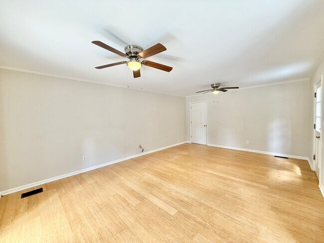 Building Photo - **OFFERING RENT PROMOTION FOR FIRST 6 MONT...