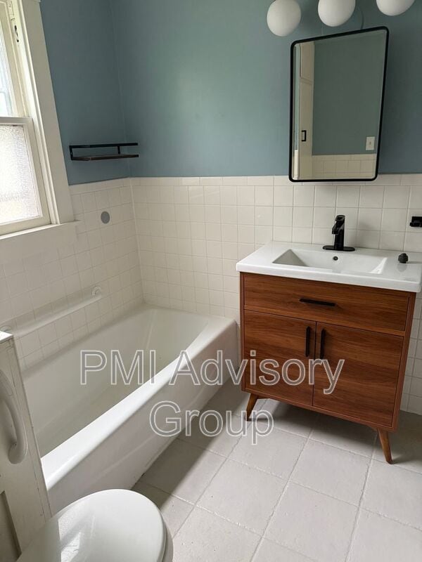 Building Photo - 118 SW Broadmoor Ave