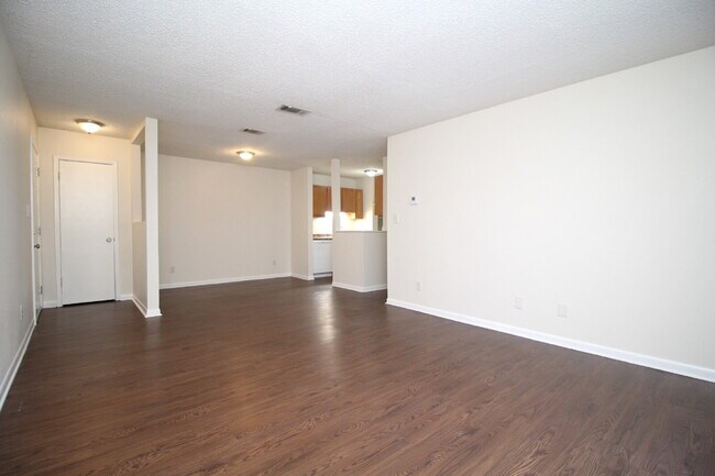 Building Photo - 2BR/1BA Apartment with Wood-Look Flooring,...