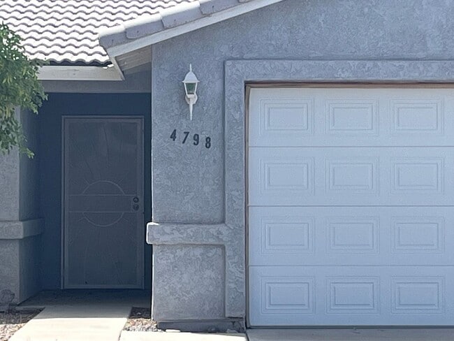 Building Photo - 2 BR 2Ba Home with YARD, Garage, close to Hwy 95 Fort Mohave