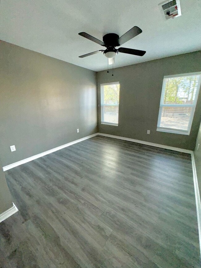 Building Photo - AVAILABLE NOW !