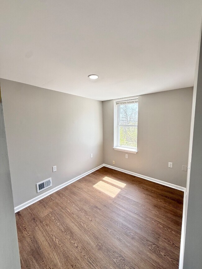 Building Photo - 3427 Ravenwood Ave