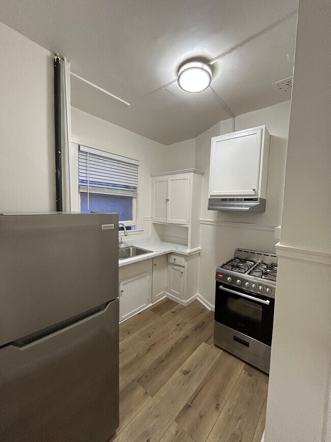 Building Photo - 655 Hyde St