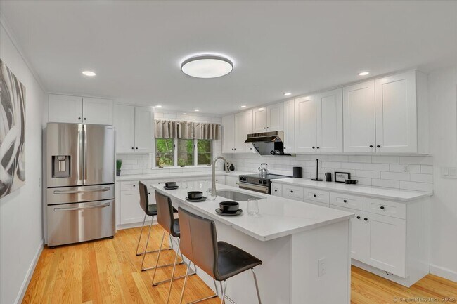 Building Photo - 11 W Ridge Dr