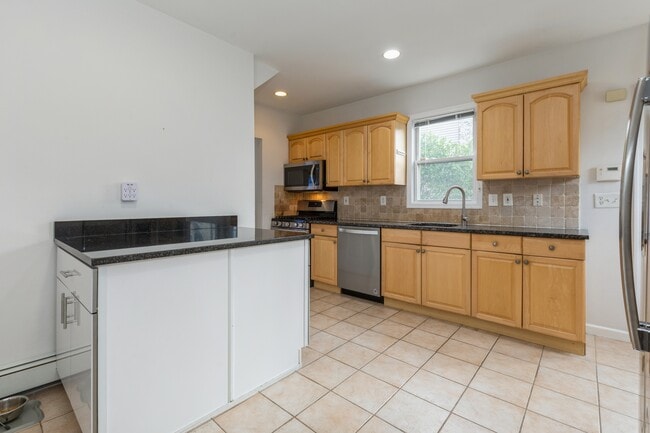 Building Photo - 39 Linwood Ave