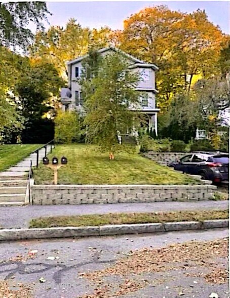 Building Photo - 9 Circuit Ave E