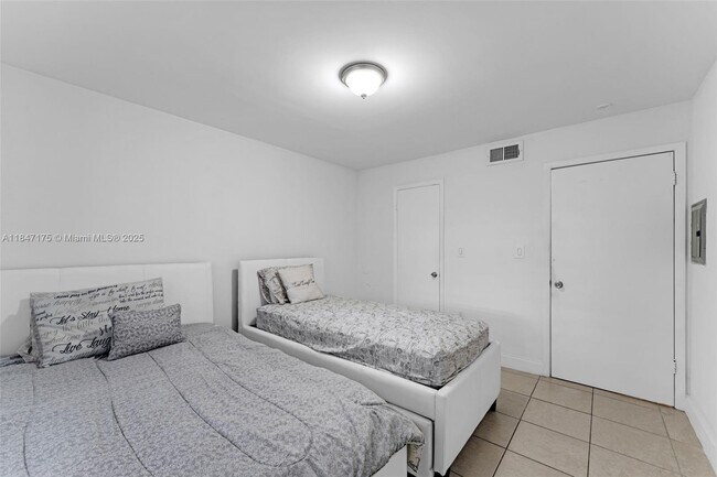 Building Photo - 10441 SW 156th Ct