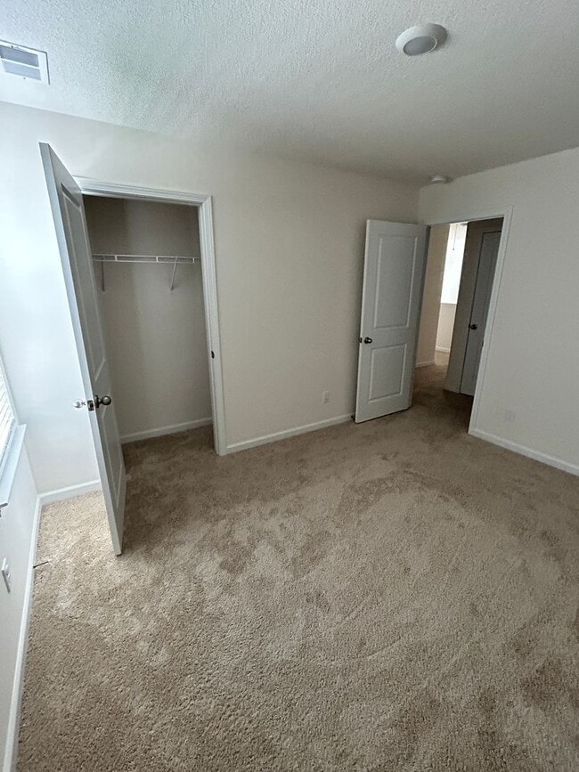 Building Photo - 632 Clay Dr