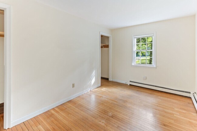 Building Photo - 49 Bramblebush Dr