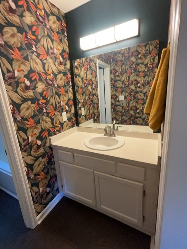 Building Photo - Charming 2-Bedroom Loft-Style Condo in a P...