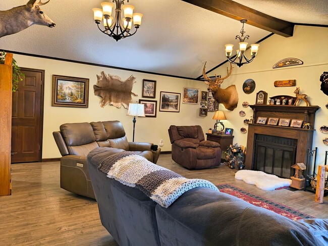 Building Photo - Spacious 4 bed, 2.5 bath with HEATED POOL ...