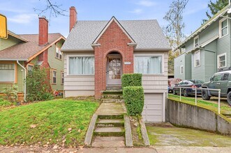 Building Photo - Charming Mt. Tabor Home with Loft & Basement Bonus Space!