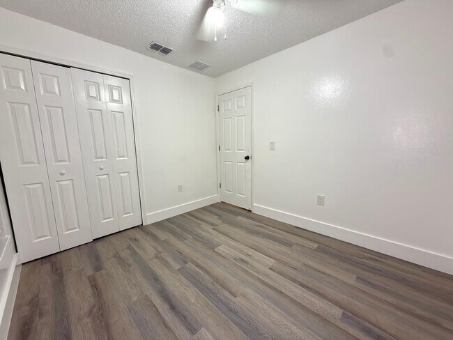 Building Photo - 6921 Long Needle Ct