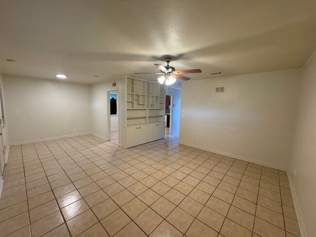 Building Photo - Perfect Family Home