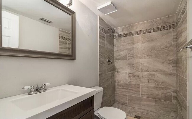 Building Photo - Remodeled 2BD/2BTH Condo Palm Harbor Condo...