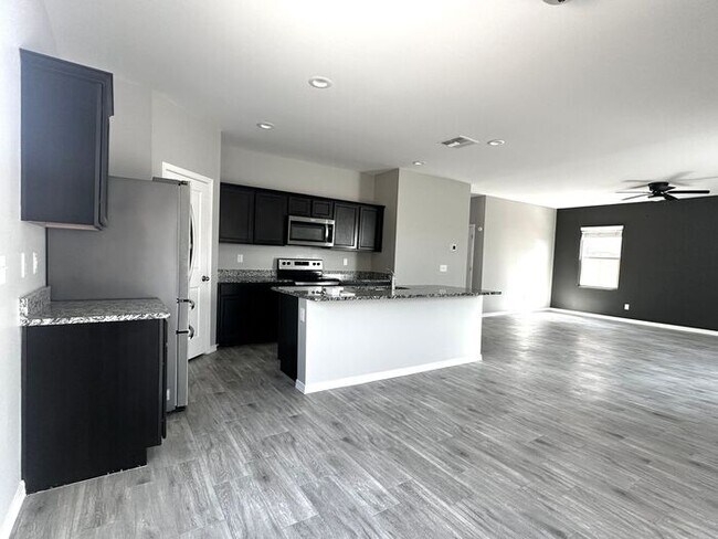 Building Photo - Mission Royal Resort Living Community! 5bd 3ba! Golf Course & Water Park!