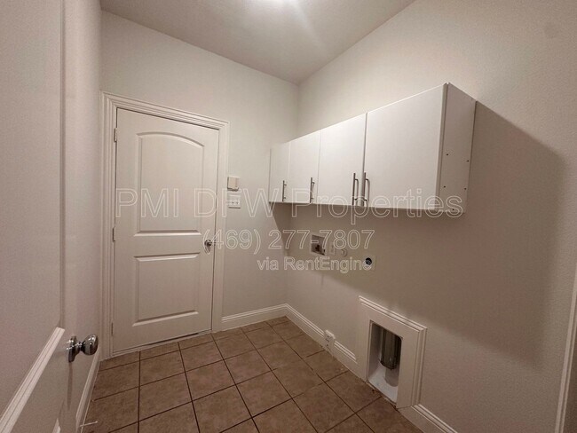 Building Photo - 2610 Meadow Ridge Dr