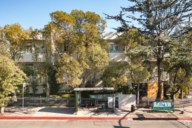 1300 N Fairfax Rd - Faifax Marquis