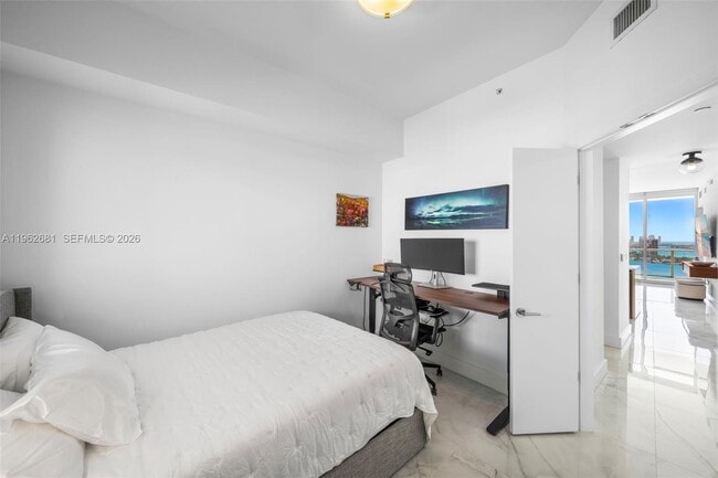 Building Photo - 2020 N Bayshore Dr