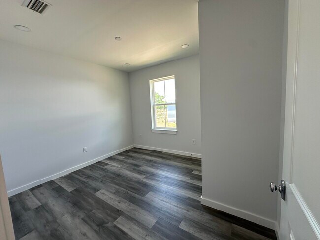 Building Photo - 534 N Raphael Rd