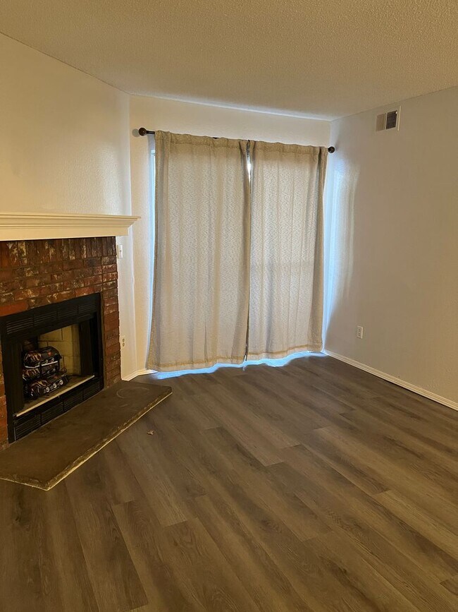 Building Photo - 2 bed 2 bath on ground floor W/D in Unit! ...