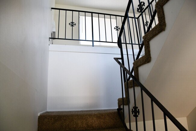 Building Photo - Tularosa (344) West