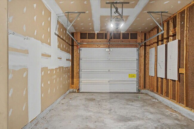 Building Photo - Townhome in Desirable Hedingham Community