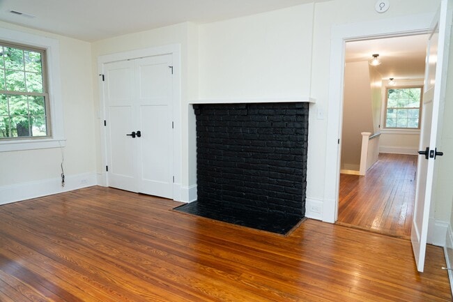 Building Photo - Large 4 Bedroom Home On Oakhurst Circle