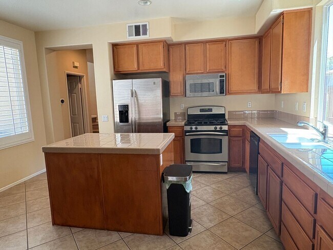 Building Photo - 3 bedroom, 2.5 bath Home located in the Gated College Lane Community in Redlands, CA