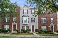 Building Photo - Newly remodeled townhome