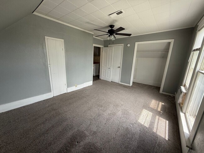 Building Photo - East 3rd Duplex