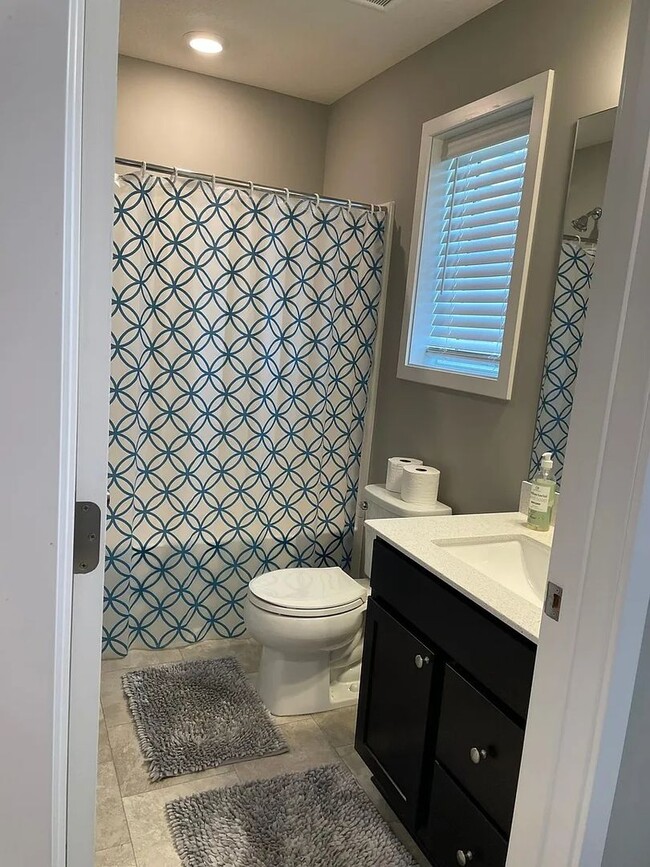 Building Photo - Awesome woodbury townhouse available!