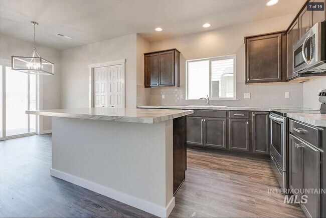 Building Photo - Spacious Home with Den!