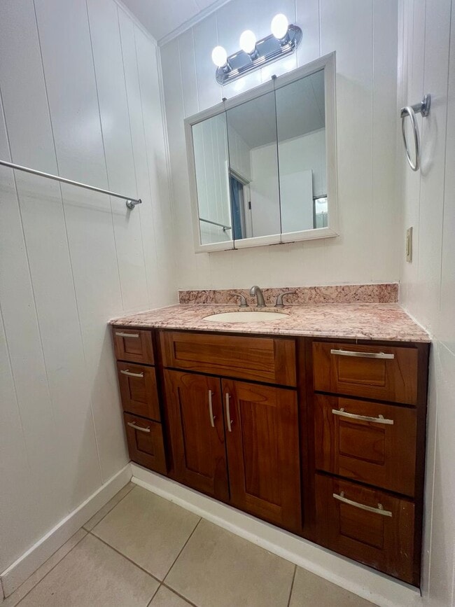 Building Photo - Beautiful, Bright & Airy Beach House--3Beds, 2Baths with Yard