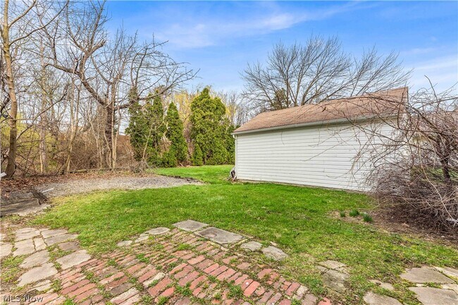 Building Photo - 1042 Mozina Dr