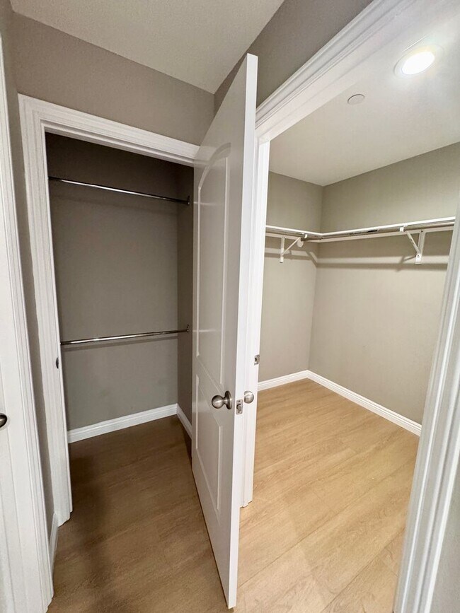 Building Photo - Beautiful remodeled 3 bedroom townhome in ...