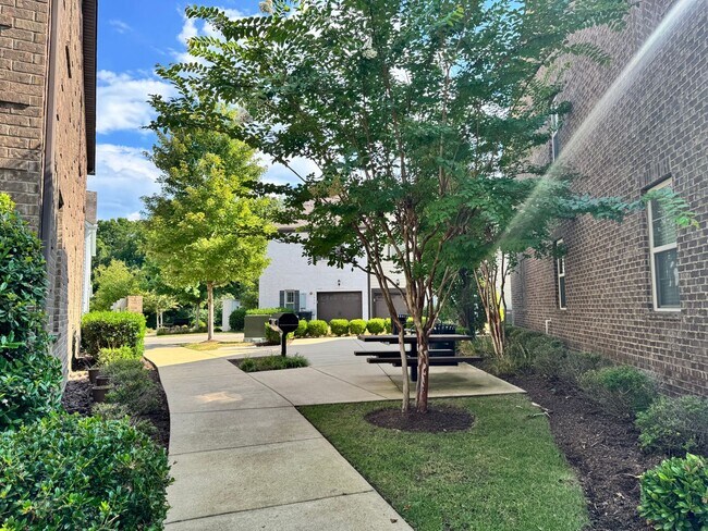 Building Photo - Beautiful End Unit Franklin Townhome