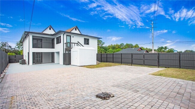 Building Photo - 9002 Somerset Ln