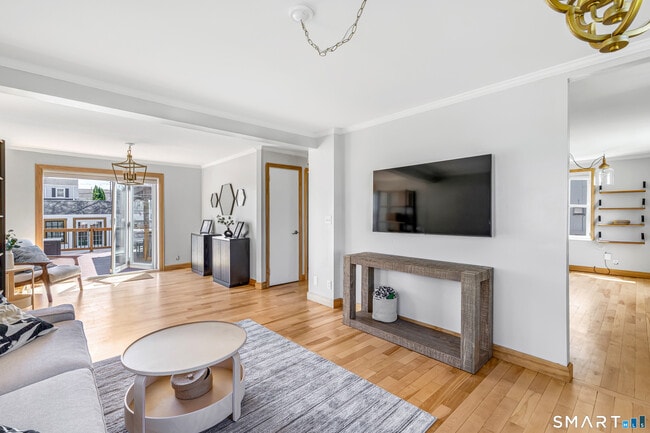 Building Photo - 855 Riverside Dr